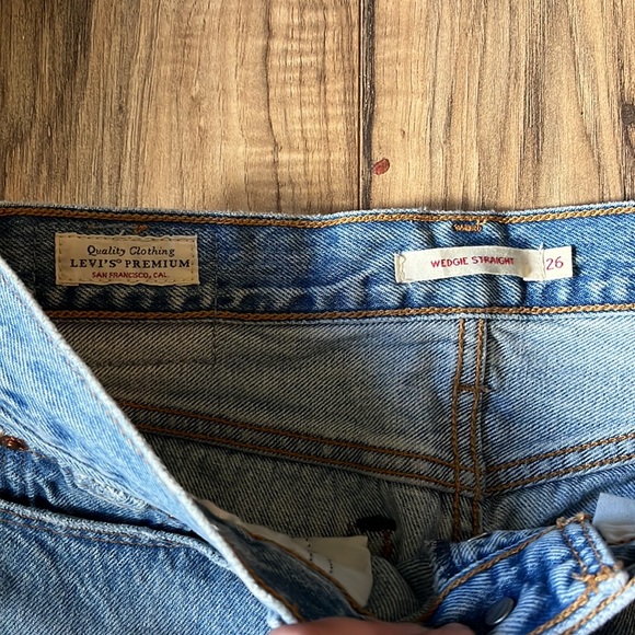 Levi’s Wedgie Straight Distressed Light/Medium Wash 26 - Picture 2 of 8